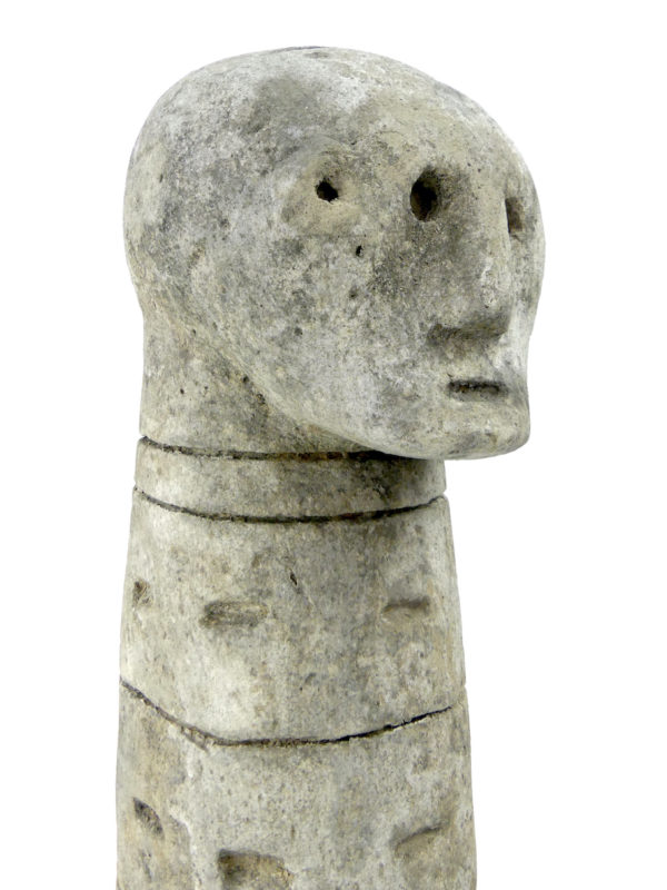 Statue céphalomorphe Sumba en pierre (détail 3/4)
