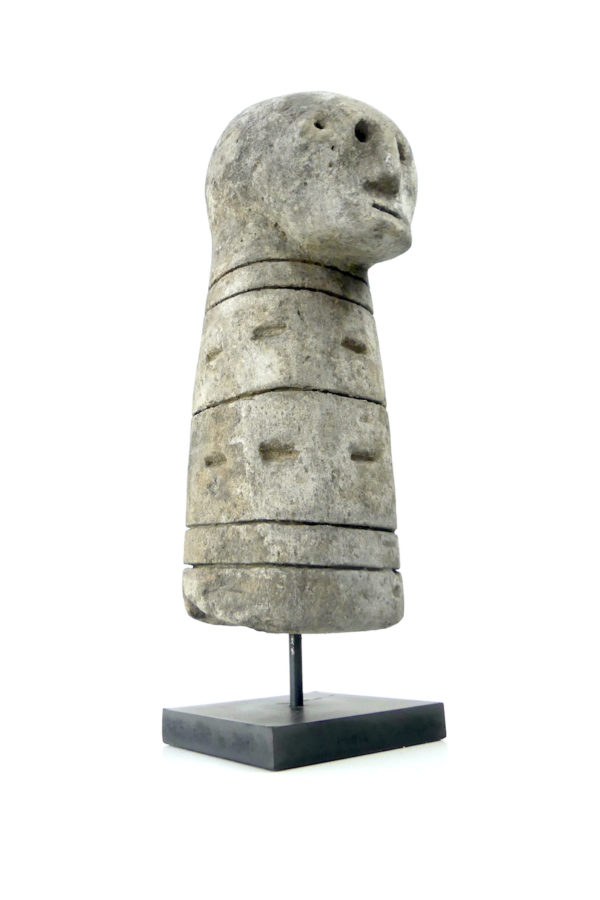 Statue céphalomorphe Sumba en pierre (3/4)