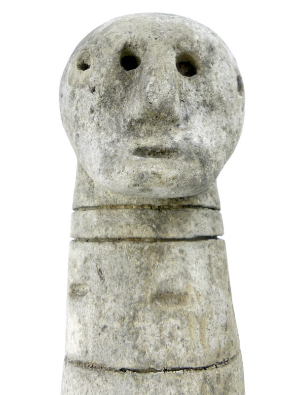 Statue céphalomorphe Sumba en pierre (détail face)