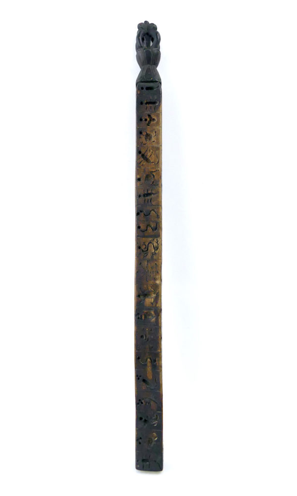 Zanpar tibétain ancien en bois gravé (face)