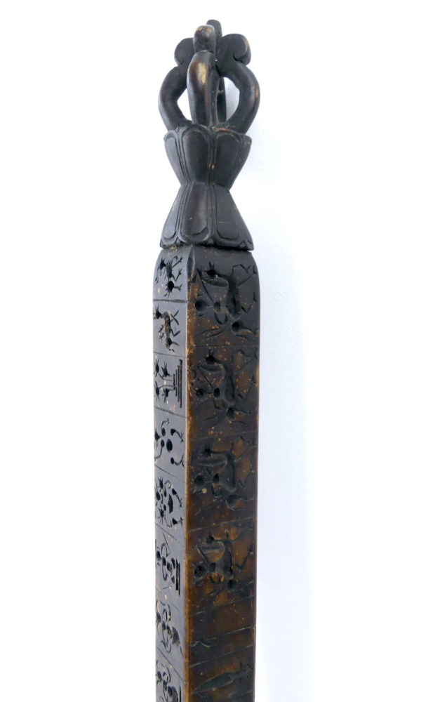 Zanpar tibétain ancien en bois gravé (détail 3/4)