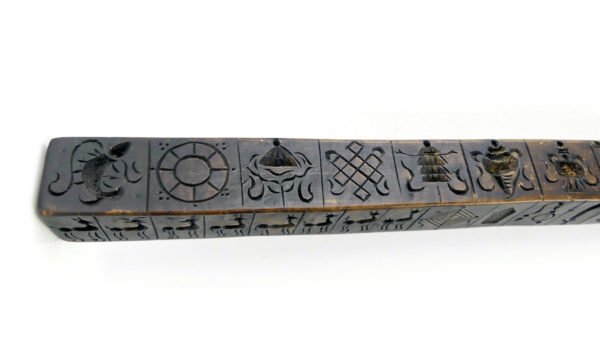Zanpar tibétain ancien en bois gravé (détail face)