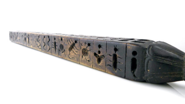 Zanpar tibétain ancien en bois gravé (détail 3/4)