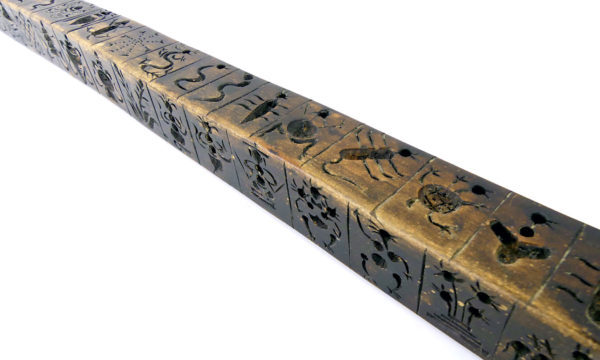 Zanpar tibétain ancien en bois gravé (détail 3/4)