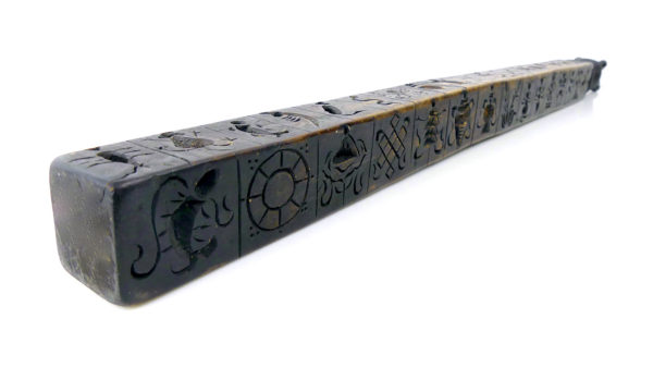 Zanpar tibétain ancien en bois gravé (dessous 3/4)