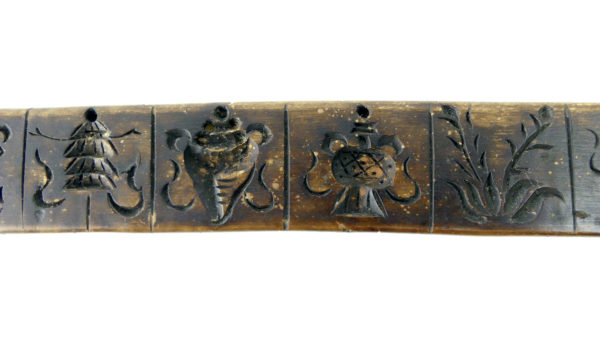 Zanpar tibétain ancien en bois gravé (détail)