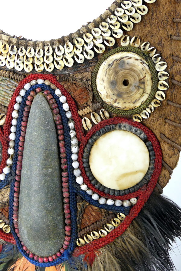 Grand plastron de cérémonie anthropomorphe papou (détail)