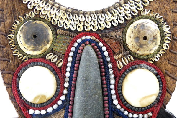Grand plastron de cérémonie anthropomorphe papou (détail)