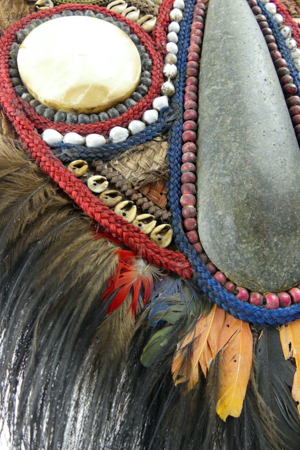 Grand plastron de cérémonie anthropomorphe papou (détail)