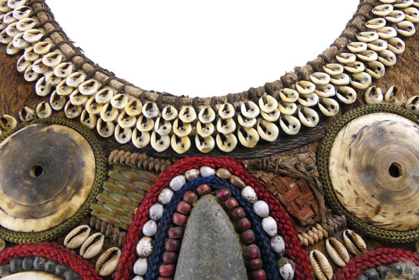Grand plastron de cérémonie anthropomorphe papou (détail)