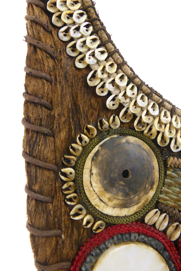 Grand plastron de cérémonie anthropomorphe papou (détail)
