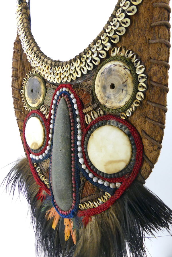 Grand plastron de cérémonie anthropomorphe papou (détail 3/4)