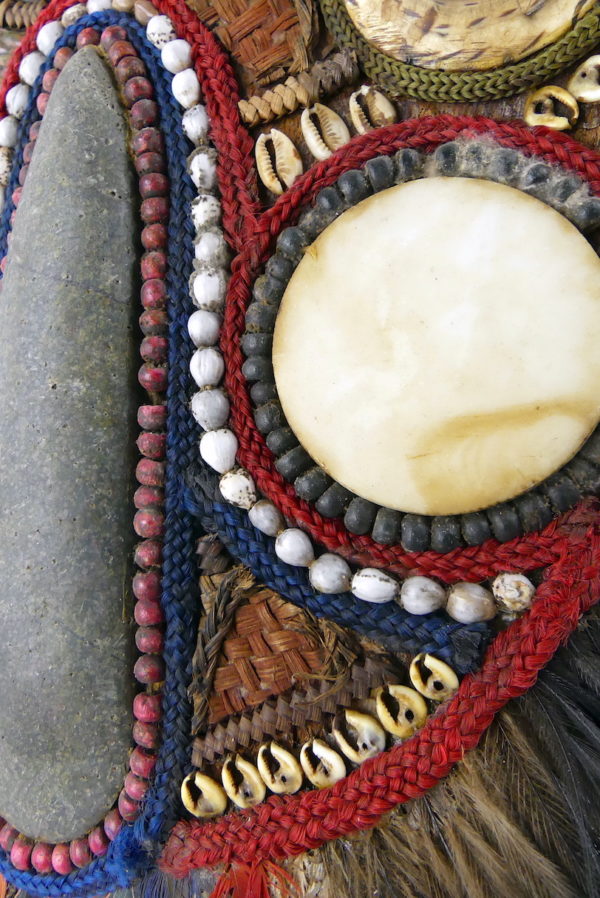 Grand plastron de cérémonie anthropomorphe papou (détail)