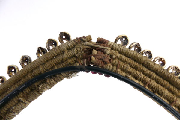 Grand plastron de cérémonie anthropomorphe papou (détail attache dos)