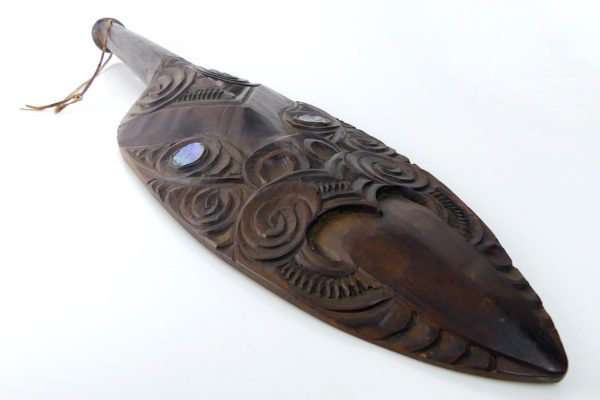 Patu massue Māori (face 3/4)
