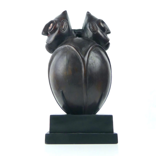 Tahonga Rapa Nui œuf pascuan sur socle (face)