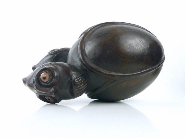 Tahonga Rapa Nui œuf pascuan sur socle (couché)