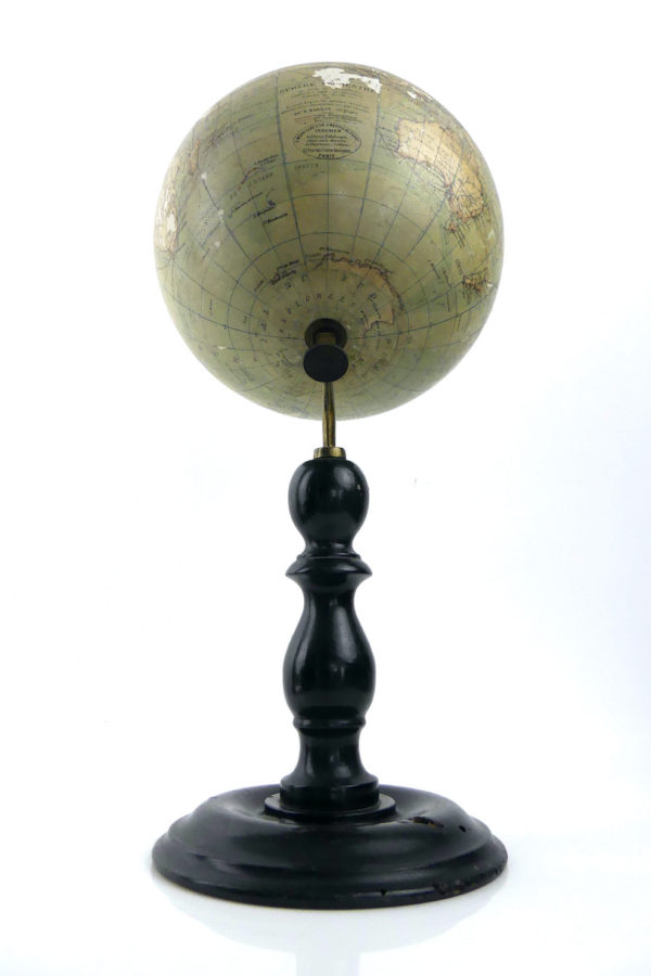 Sphère terrestre de bureau sur pied