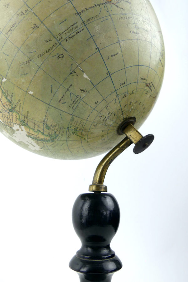 Sphère terrestre de bureau sur pied (détail)