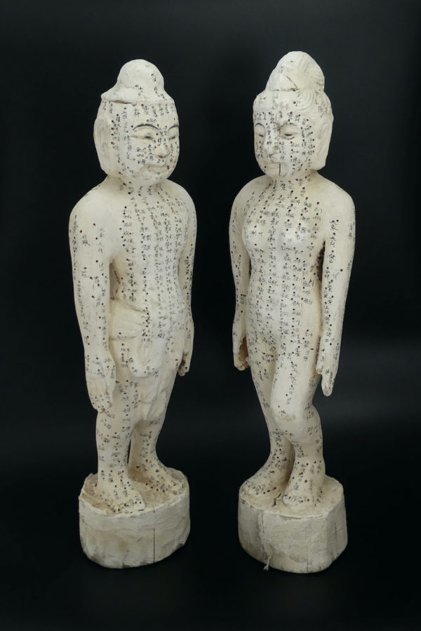 Statues acupuncture anciennes en pin et kaolin