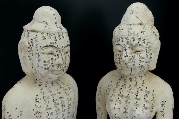 Statues acupuncture anciennes en pin et kaolin