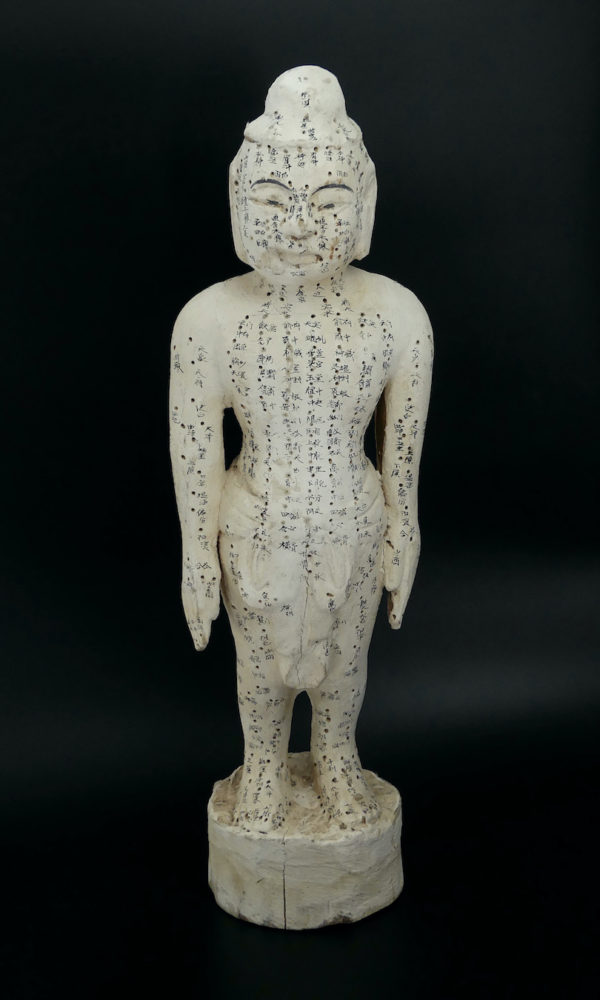 Statue acupuncture homme ancienne en pin et kaolin (face)