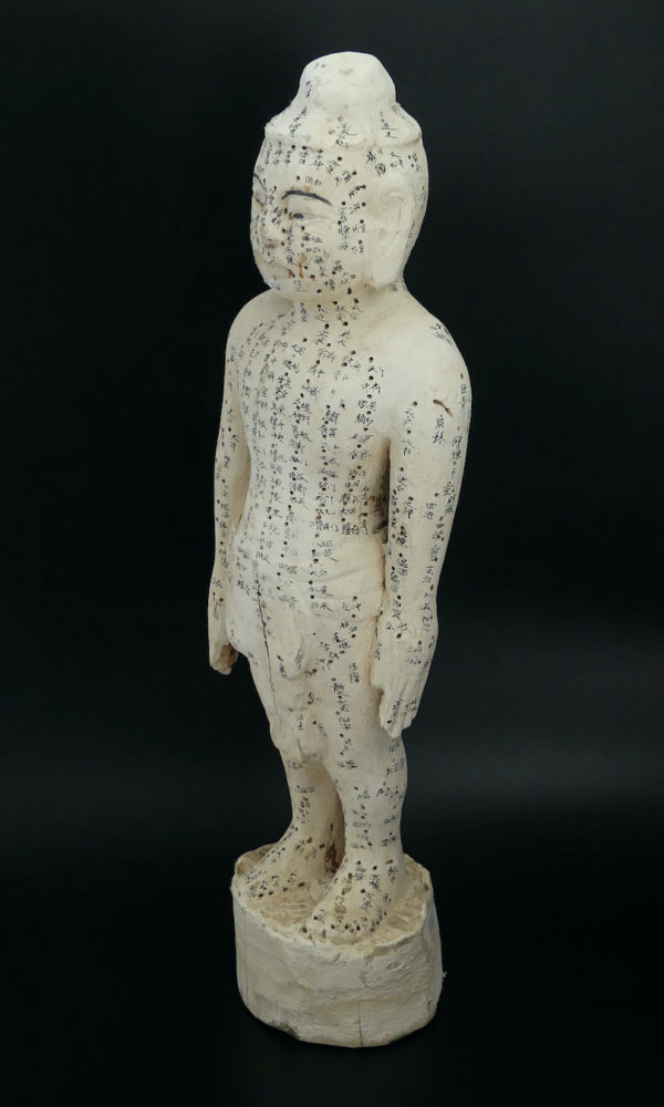 Statue acupuncture homme ancienne en pin et kaolin (3/4)