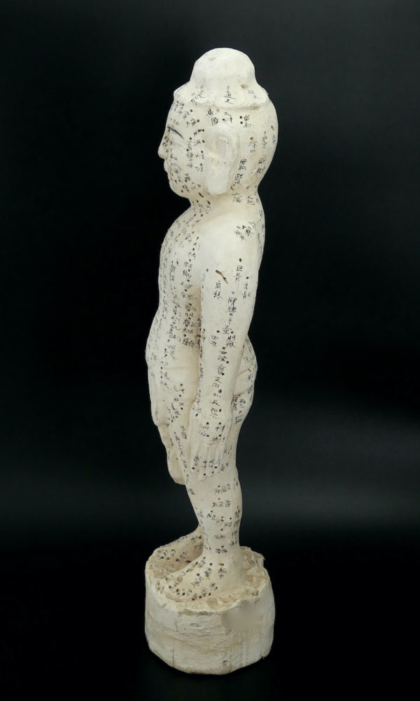 Statue acupuncture homme ancienne en pin et kaolin (profil)