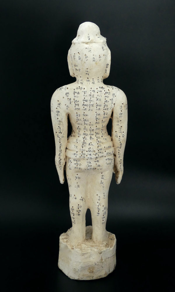 Statue acupuncture homme ancienne en pin et kaolin (dos)