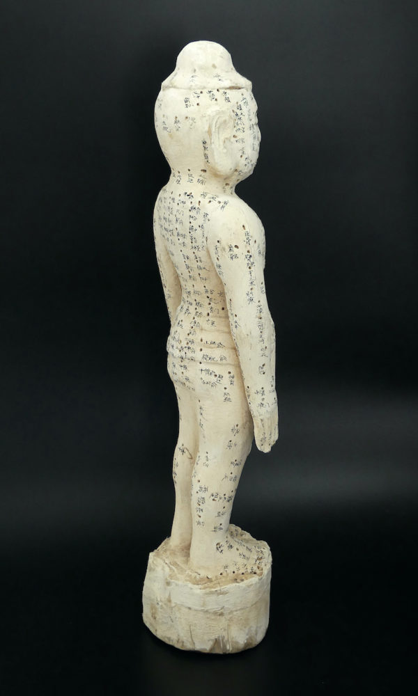 Statue acupuncture homme ancienne en pin et kaolin (3/4 dos)