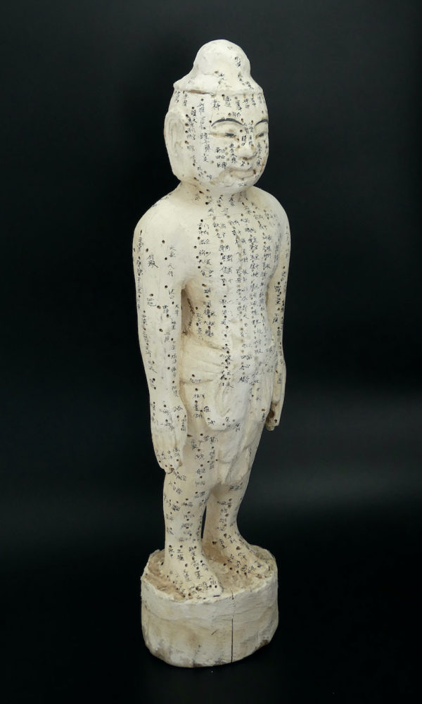 Statue acupuncture homme ancienne en pin et kaolin (3/4)
