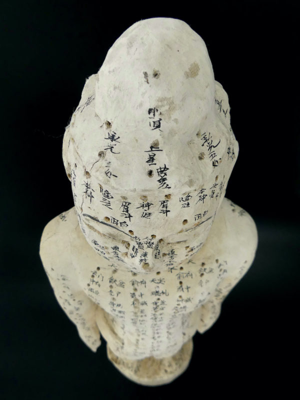 Statue acupuncture homme ancienne en pin et kaolin (dessus)