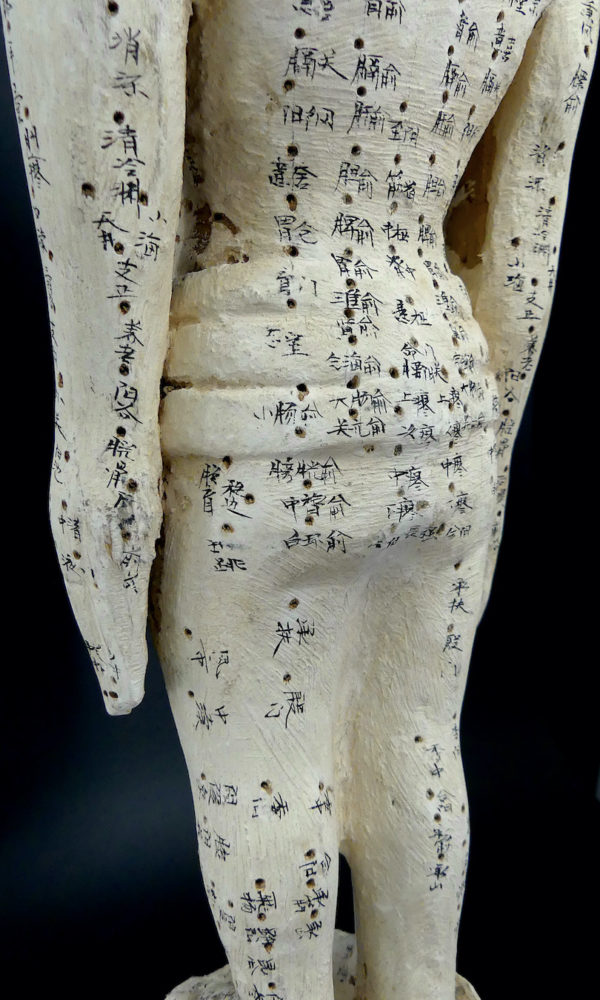 Statue acupuncture homme ancienne en pin et kaolin (détail dos)