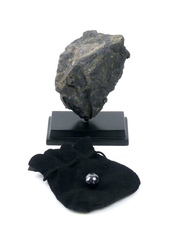 Magnétite brute et bille aimantée sur socle