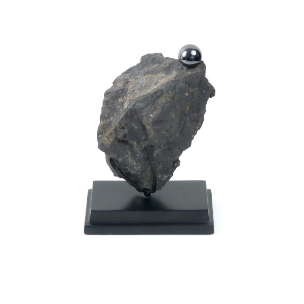 Magnétite brute et bille aimantée sur socle (face)