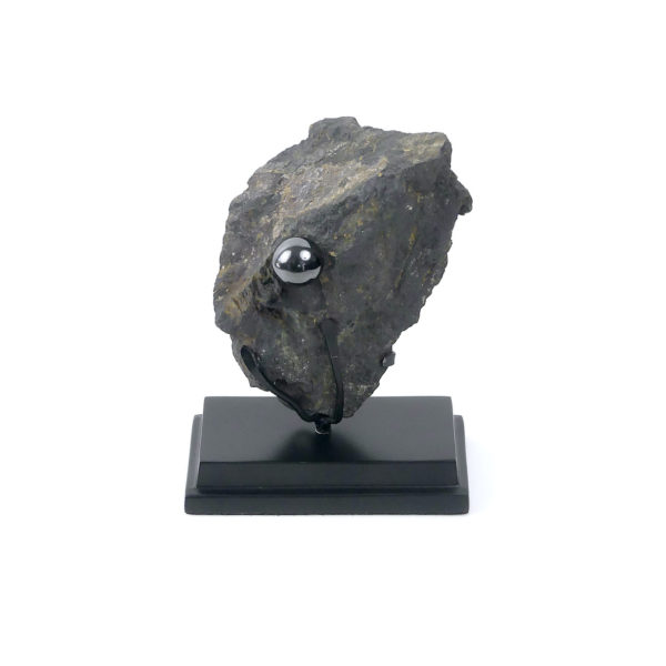 Magnétite brute et bille aimantée sur socle (face)