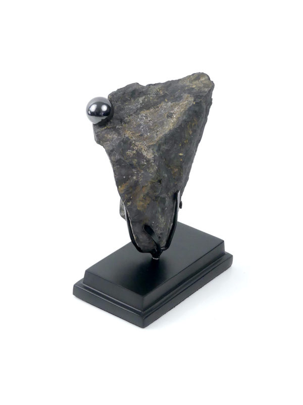 Magnétite brute et bille aimantée sur socle (3/4)