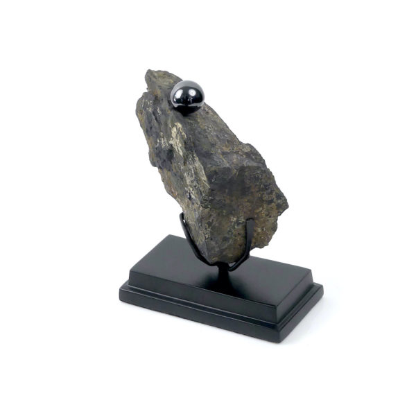 Magnétite brute et bille aimantée sur socle (3/4 dos)