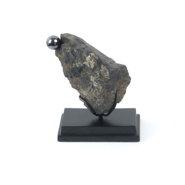 Magnétite brute et bille aimantée sur socle (dos)