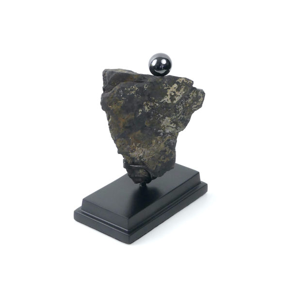 Magnétite brute et bille aimantée sur socle (3/4)