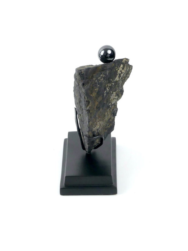 Magnétite brute et bille aimantée sur socle (profil)