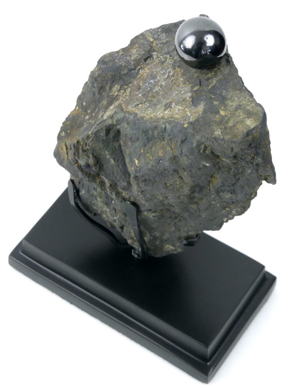 Magnétite brute et bille aimantée sur socle (dessus 3/4)