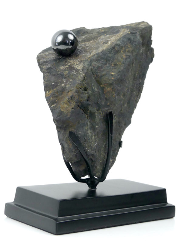Magnétite brute et bille aimantée sur socle (3/4)