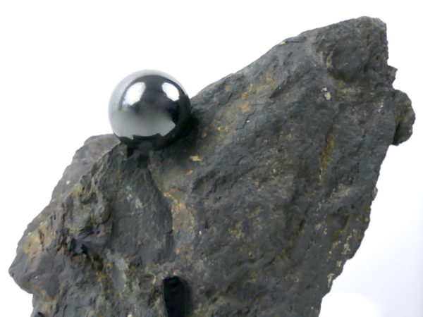 Magnétite brute et bille aimantée sur socle (détail)