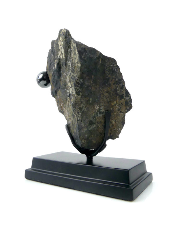 Magnétite brute et bille aimantée sur socle (3/4)