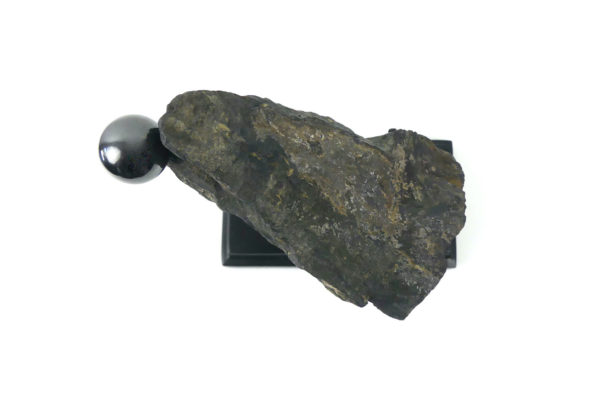 Magnétite brute et bille aimantée sur socle (dessus)