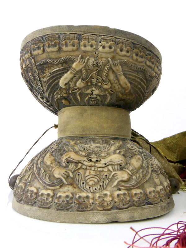 Tambourin Damaru Kapala tibétain ancien (détail face)
