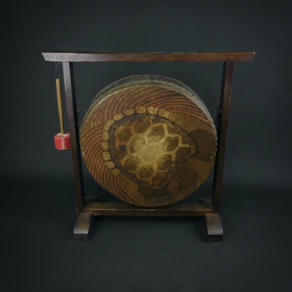 Grand taiko tambour de temple suspendu (face)