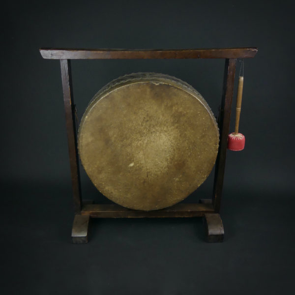 Grand taiko tambour de temple suspendu (dos)