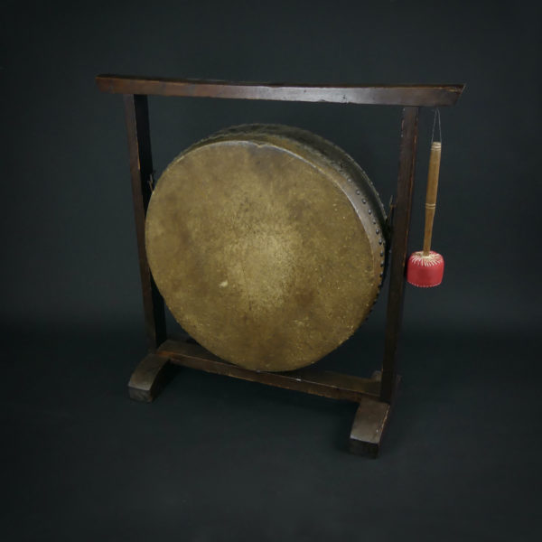 Grand taiko tambour de temple suspendu (dos 3/4)